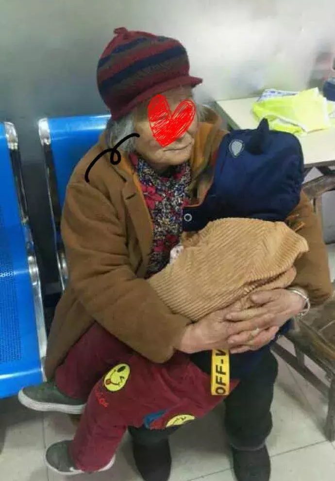 南阳邓州八旬老人怀抱孙子迷路街头,求助交警找到家属