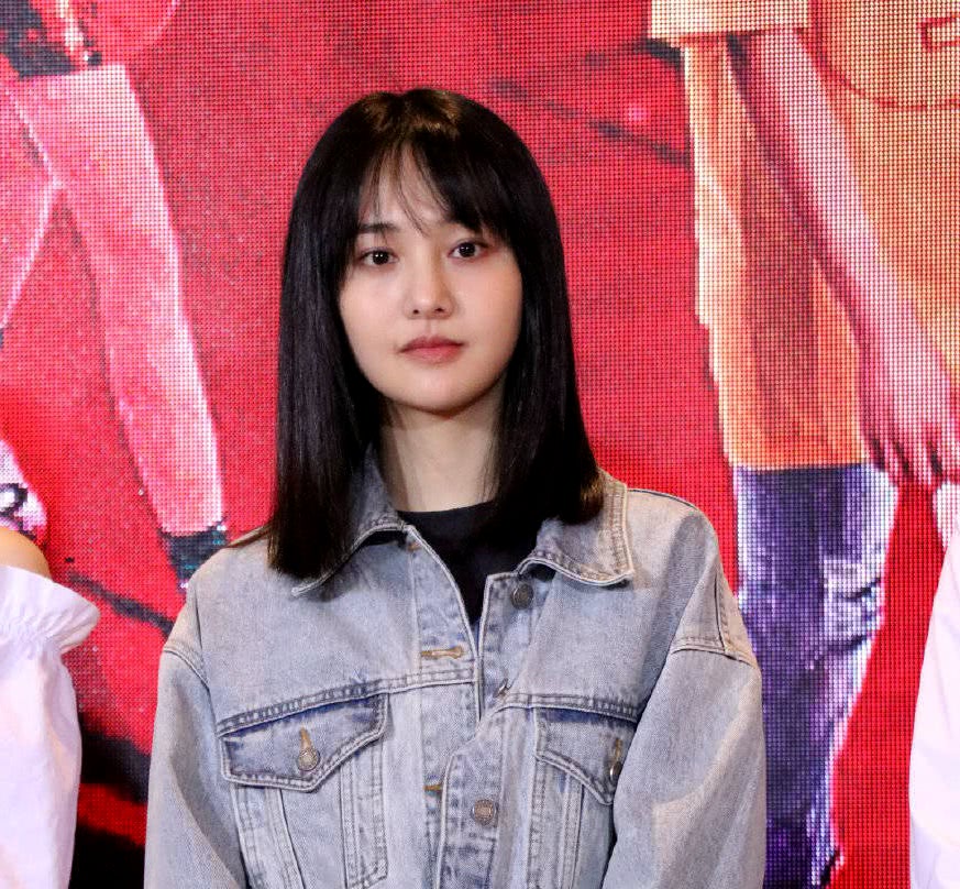 郑爽"出山"清纯美貌再成焦点,但嘴角伤疤明显还疑似出现凹陷