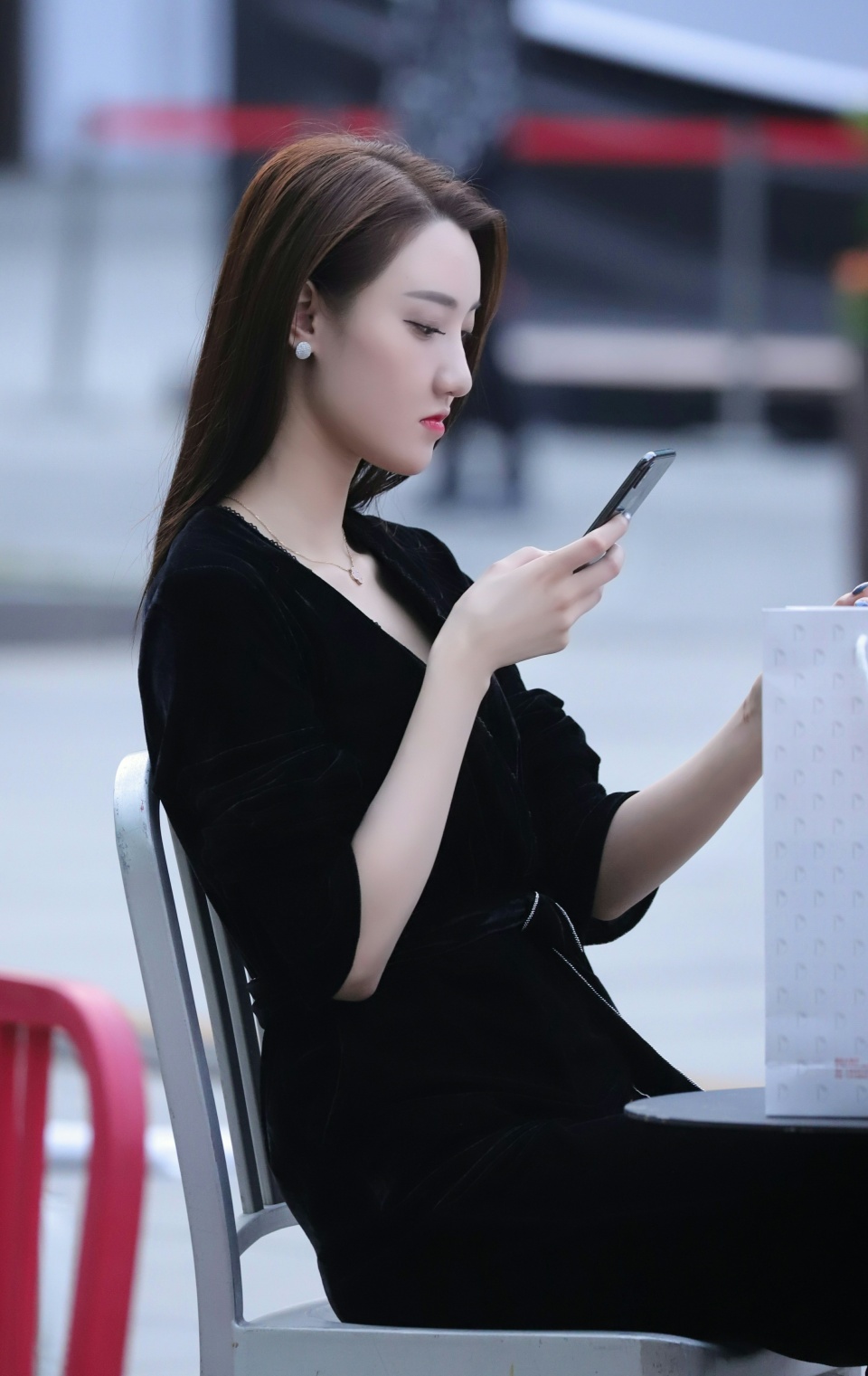 街拍:傍晚十分邂逅黑衣气质姐,画面很美,引人流连