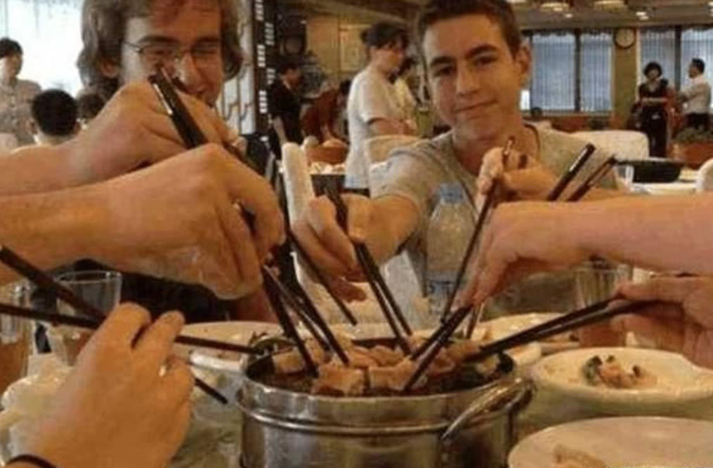 老外嘲讽用筷子不好夹起食物|侵权|筷子|刀叉_新浪新闻