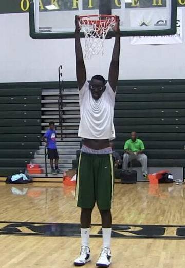 看站着扣篮的巨人:2米21博班轻轻松松,姚明离站扣还差一点