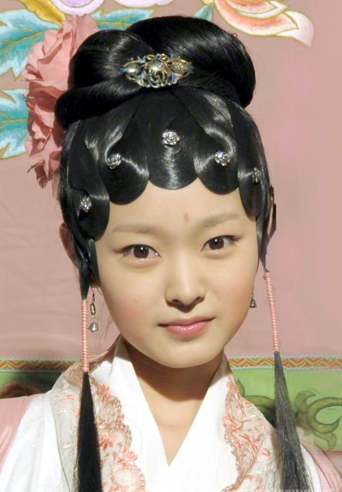 《新红楼梦》导演眼光真毒,主角不红配角火,杨幂赵丽颖成一线!