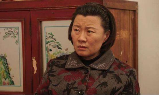 《乡村爱情》谢永强娘戏外带70岁老妈外出游玩,真年轻!