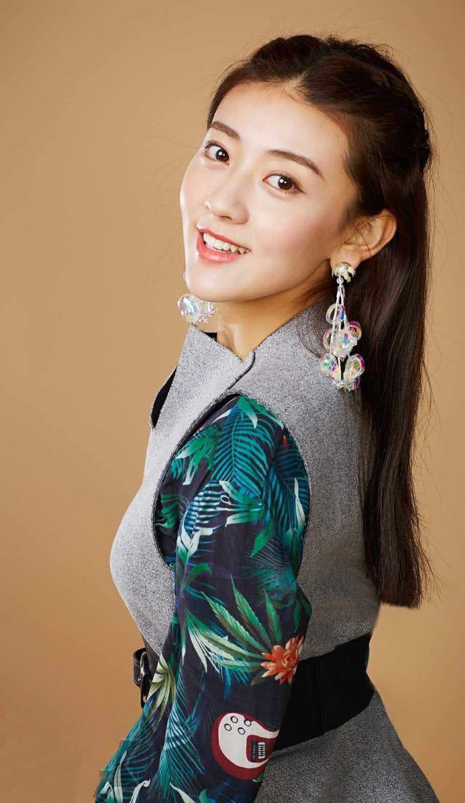 梁洁粉色吊带外穿裙子就只有一层纱还这么大动作蒲巴甲不管