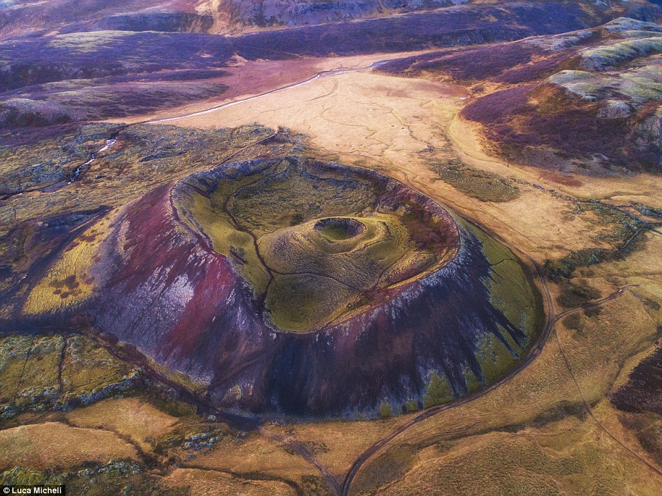 大利摄影师luca micheli 在环游冰岛时所拍摄的空中照片,该火山口被
