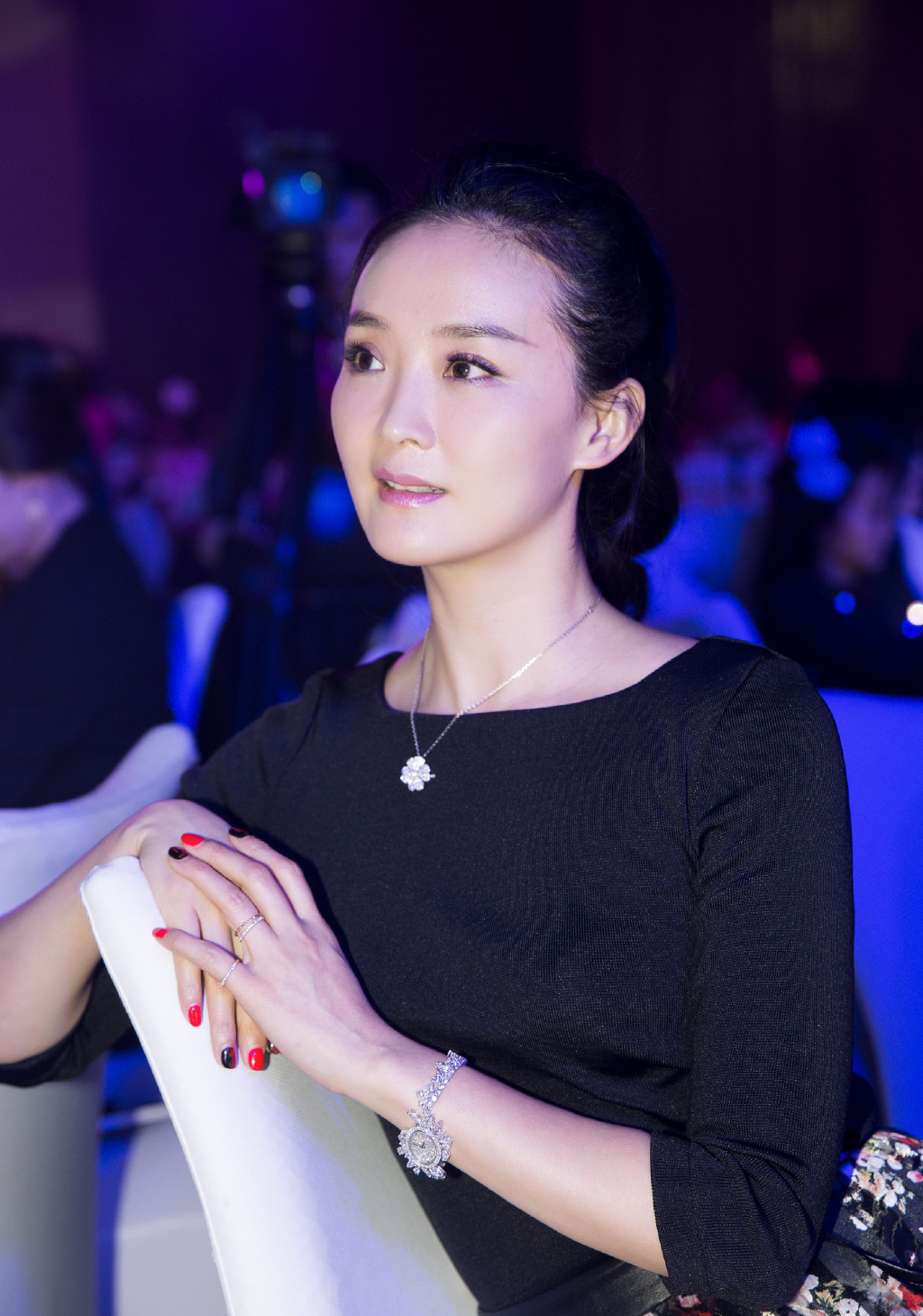 王艳回到紫禁城白色大衣搭阔腿裤太亮眼晴儿格格不愧千年美女