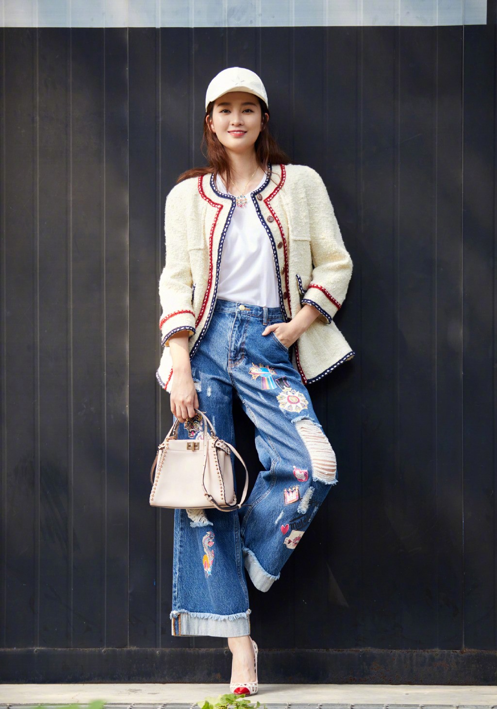 乔欣又秀漫画腿穿黑色小皮裙配高跟鞋26岁还少女感爆棚