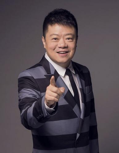 他是《奇葩说》的主持人,凭借三寸不烂之舌挽救了很多的尴尬局面