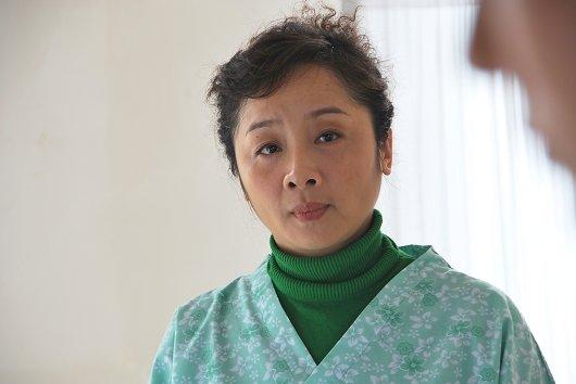 曾多次参加春晚的才女,被成名后的丈夫抛弃,年过五旬还是单身