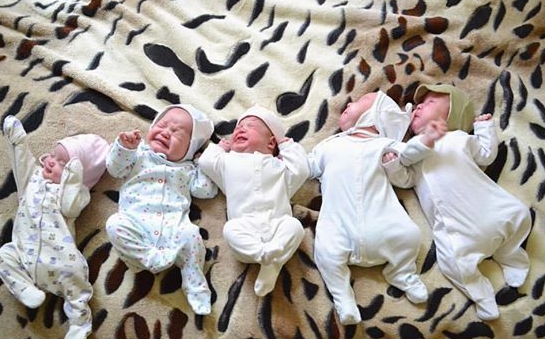 世界最巴掌大的五胞胎,长大后长成这样,网友:能不能领养一个