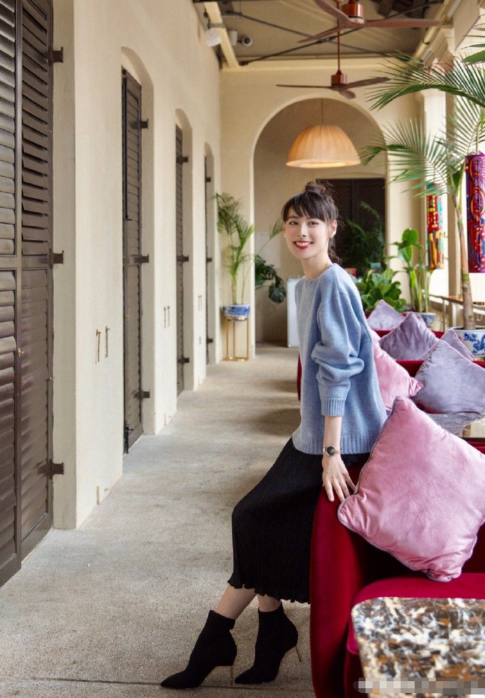 30岁梁洛施回归单身生活照羡煞旁人梳丸子头像少女