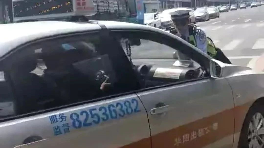 长春一辆出租车顶着交警开出十多米!交警被擦伤