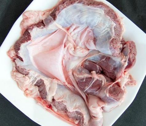 买肉时,别傻傻只挑案板上的,如果点名要"它",老板:内行人!