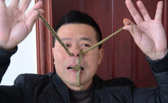 男子生吞活蛇,蛇从鼻孔穿过,看众人目瞪口呆,直呼过瘾!