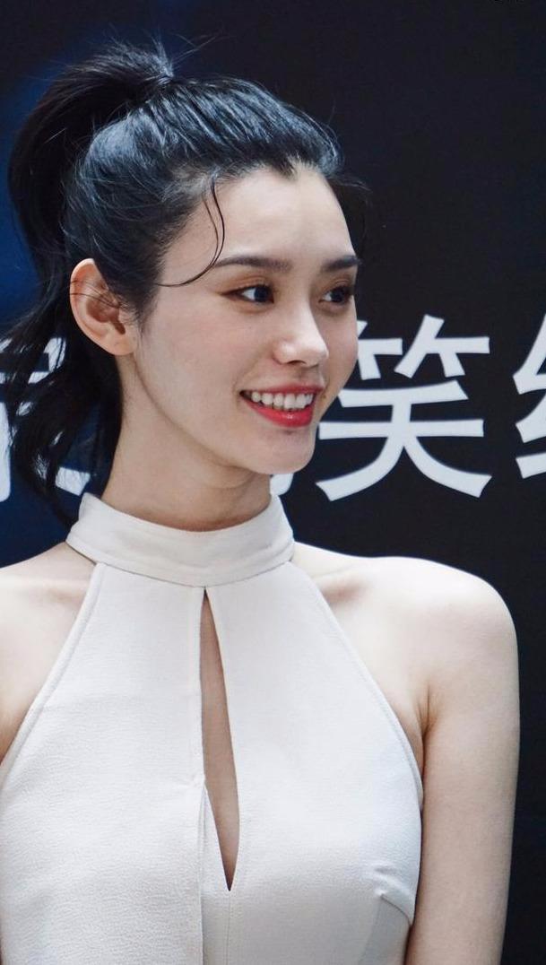 奚梦瑶出席活动,绿色开衩裙配高马尾,气质出众又迷人