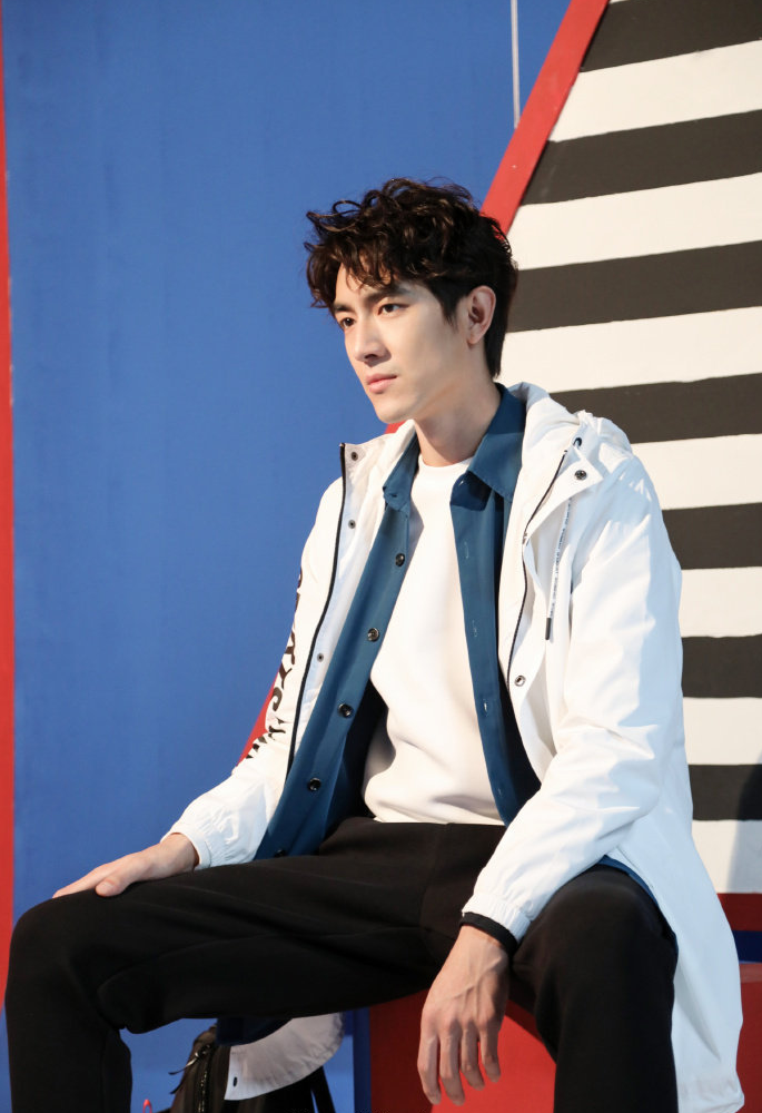 林更新拍摄品牌宣传片造型清新又帅气带货能力可真是不一般