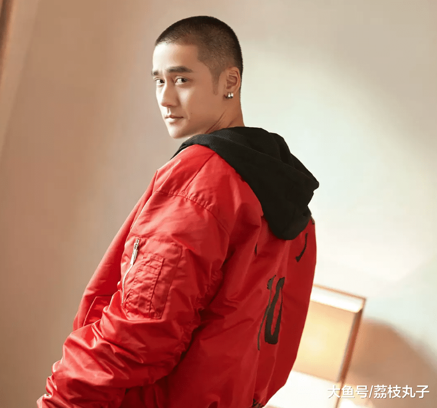 偶遇蒋劲夫和友人吃烤肉, 一身黑沉稳不少, 换新发型颜值又回来了