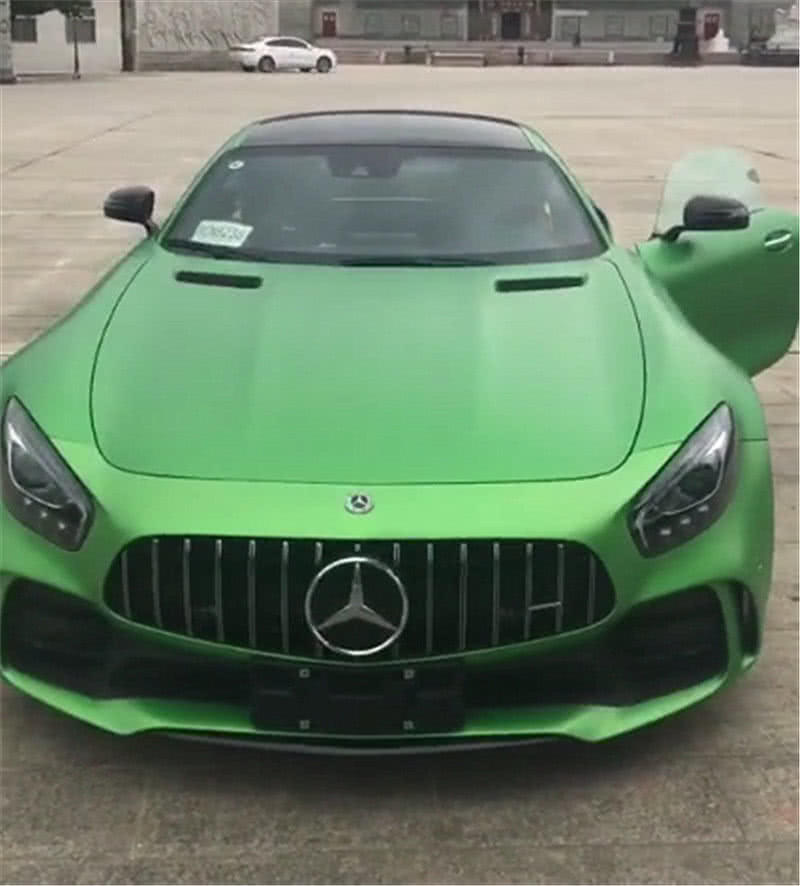 百万奔驰amg农村飙车,结果掉进河里,富二代直接损失几十万!