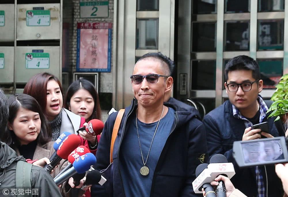 钮承泽涉嫌性侵案二次受审, 抿嘴似露微笑鞠躬致意媒体