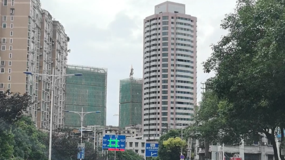 贵阳身边事贵阳茅台大厦被称为贵阳最诡异的大楼,从楼下经过都觉得有