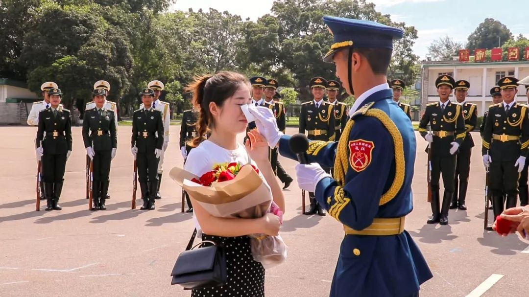 礼兵向妻子求婚 驻港部队三军仪仗队助攻：嫁给他|求婚|驻港部队|礼兵_新浪新闻