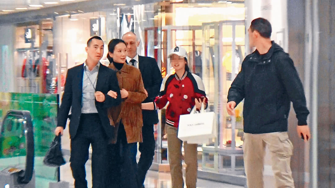 赌王儿子里罕有的痴情种 何猷龙陪青梅竹马的老婆和女儿逛街