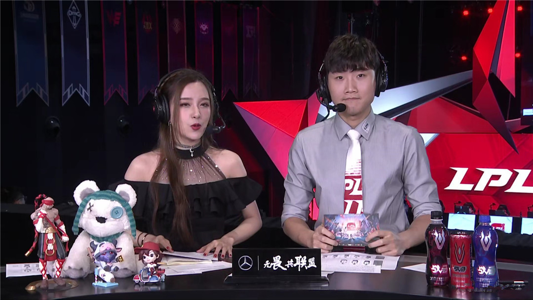 女主持的大长腿,rita的香肩,让肌肉男伞皇无法专心解说比赛?