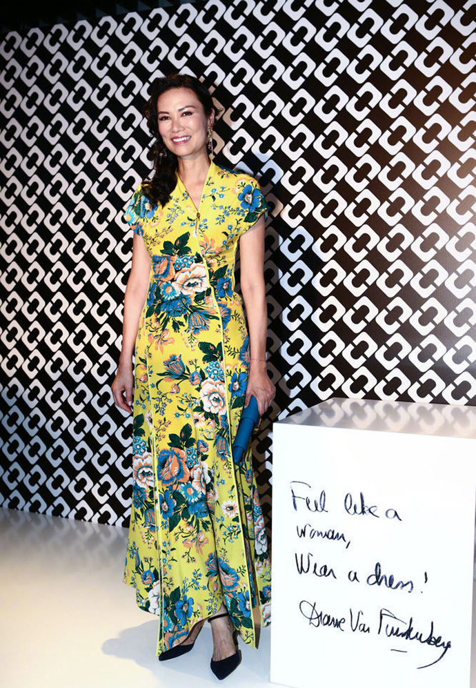 邓文迪里面就穿件背心还敢随意把外套搭在肩上49岁女人太敢穿