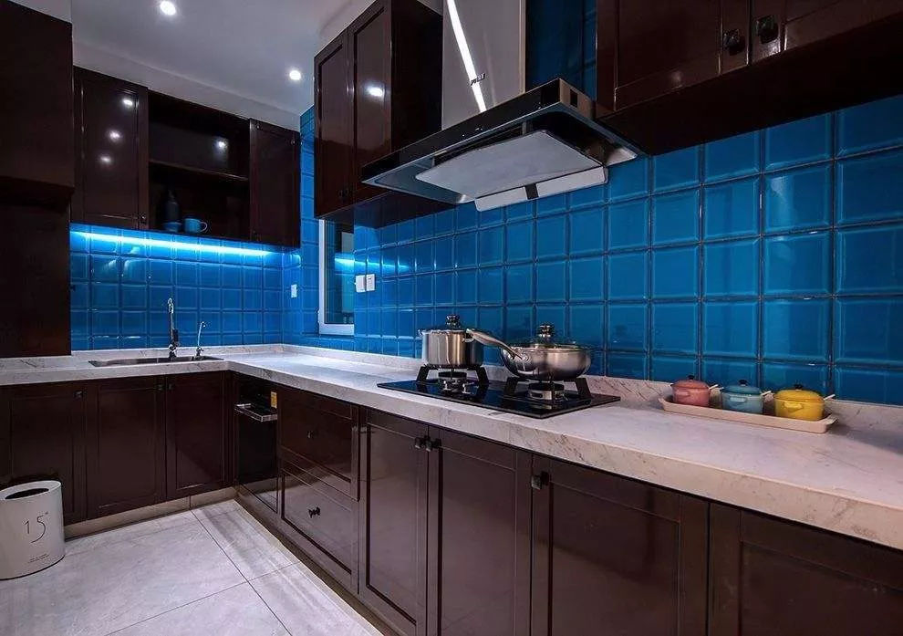 也可以是橱柜为湖蓝色▼尺寸现在通行的标准是100×100mm,600×600mm