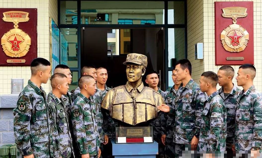 但是李向群却还是没有去治病,他们依然不顾自己的病情奋战在抗洪抢险