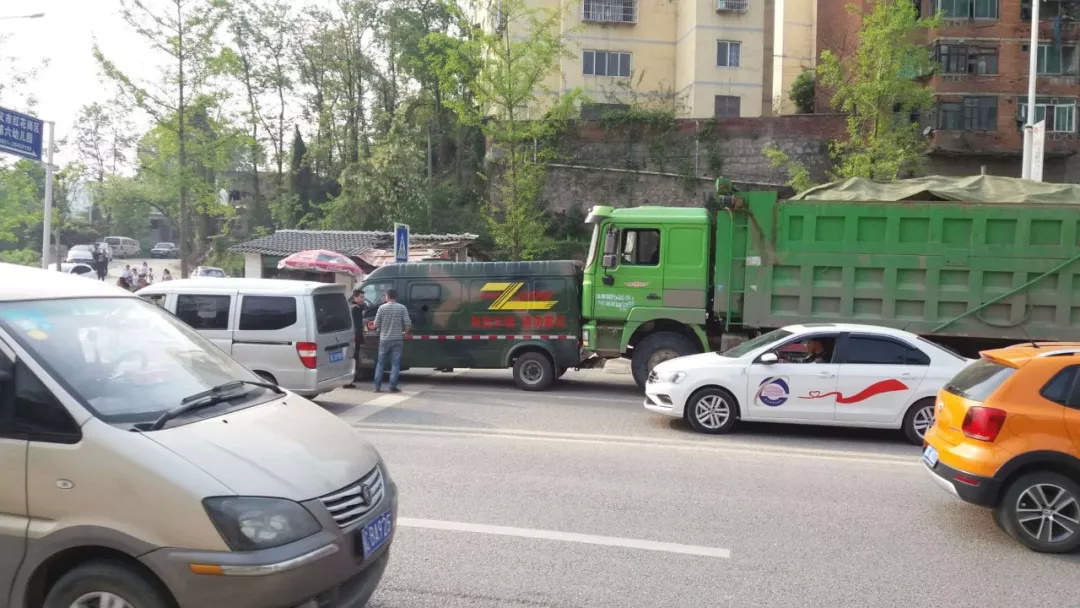 刚刚,遵义一货车撞上运钞车,场面很尴尬