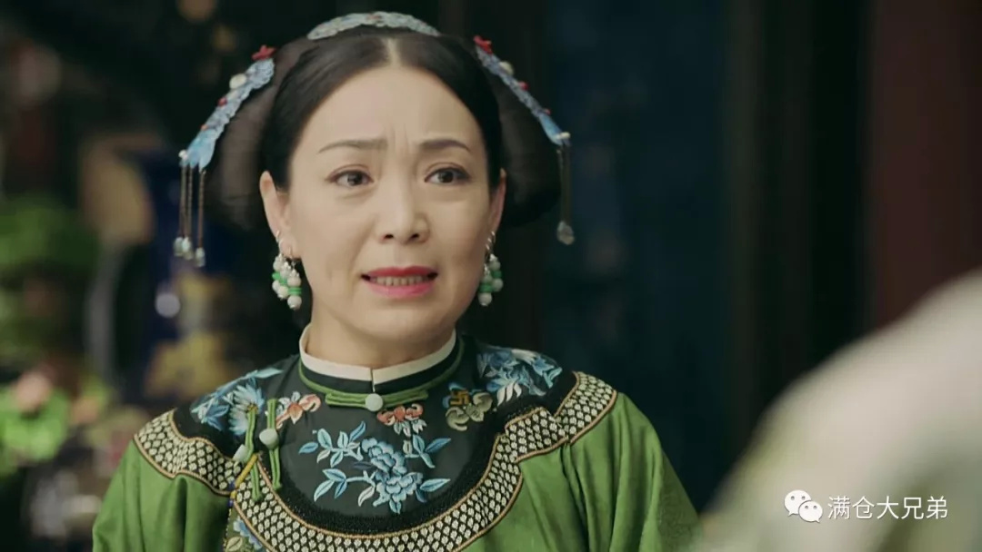 令人惊喜的是,《延禧攻略》里也出现了戴春荣,而且角色是娴妃的妈妈.