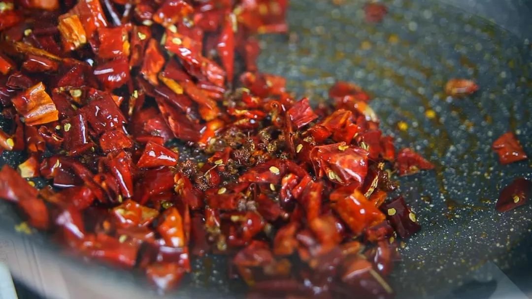 8,倒入干辣椒段,一起煸出香味,至酥脆.