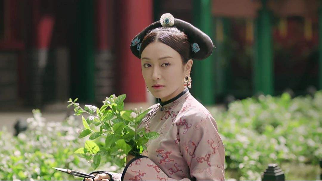 她和孙女一块嫁给乾隆,自己受宠成为皇后,孙女却孤独终老