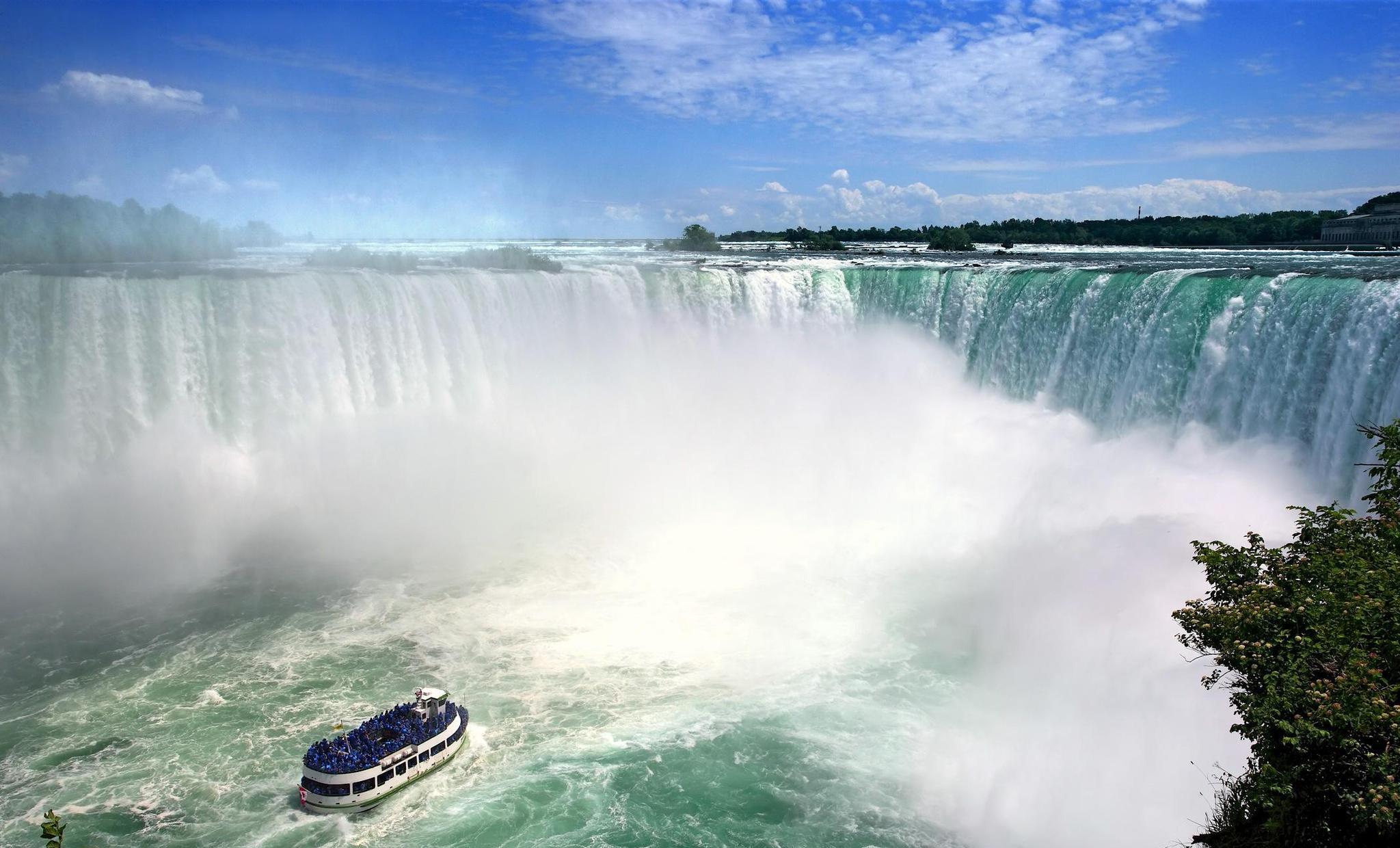 全球最大瀑布之一,被2个国家共同管理,5万年后将会消失!