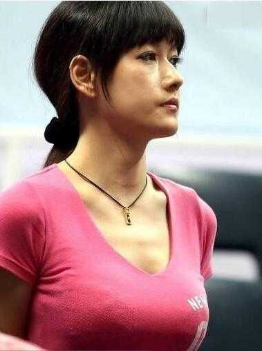 美貌不输潘晓婷39岁台球女神仍单身择偶条件低不找有钱人