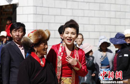 图为西藏著名歌手次仁央宗与克松村老人参与快闪.