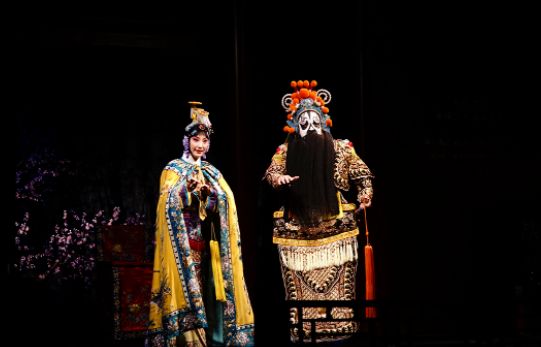 霸道总裁刘强东:约谈高管喝茶,桌子上摆着两把