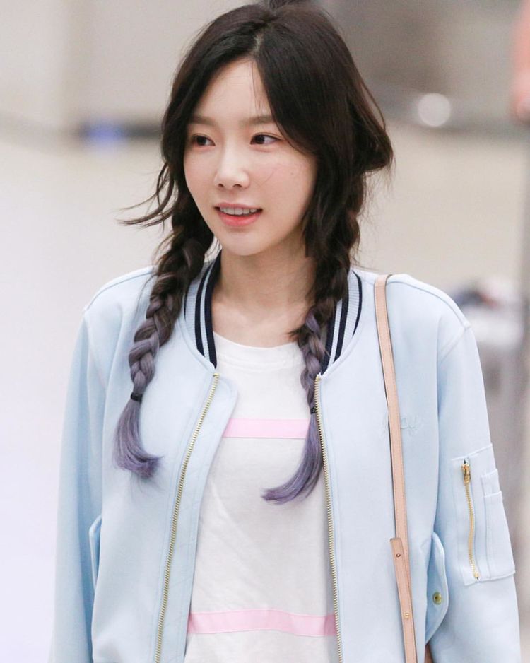 金泰妍减龄必备:双马尾麻花辫加浅色外套,清纯似少女