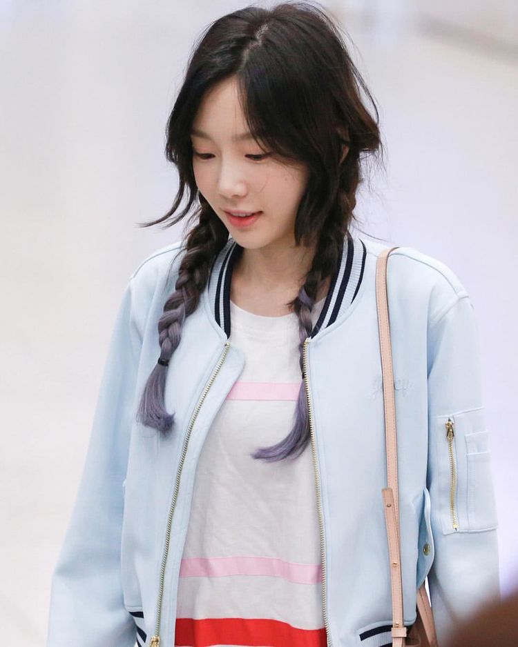 金泰妍减龄必备:双马尾麻花辫加浅色外套,清纯似少女