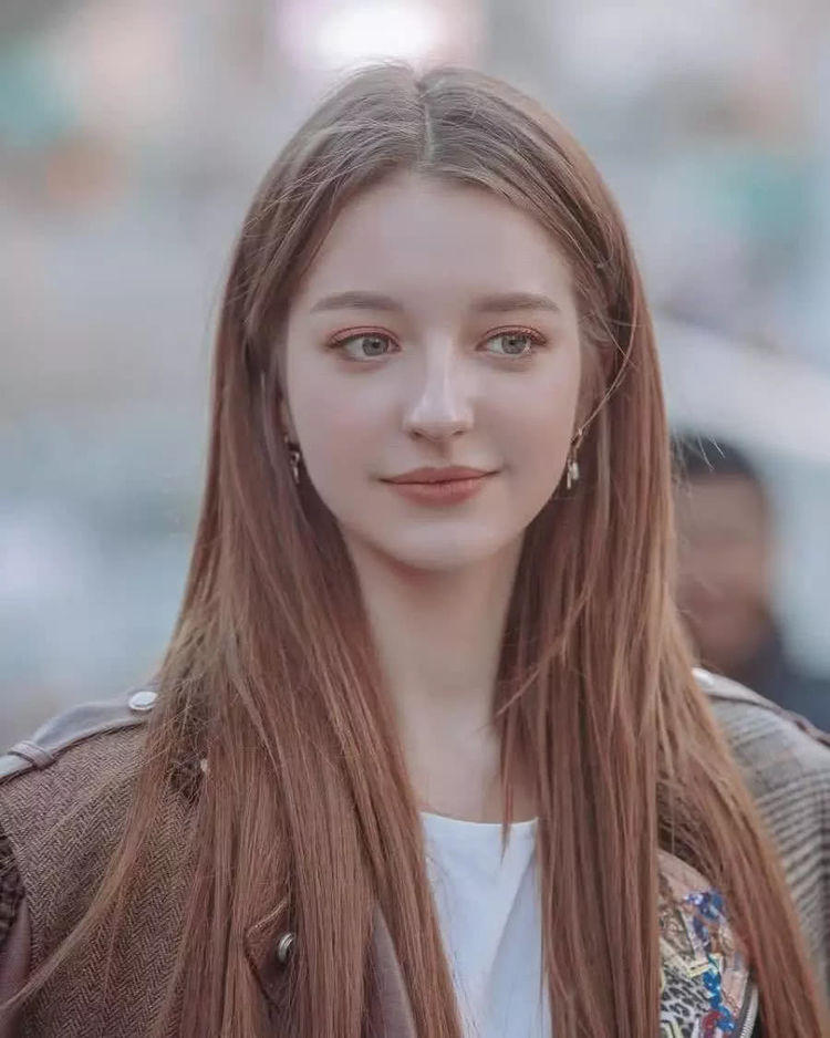 俄罗斯小姐姐走红全网,琥珀眼睛像天使