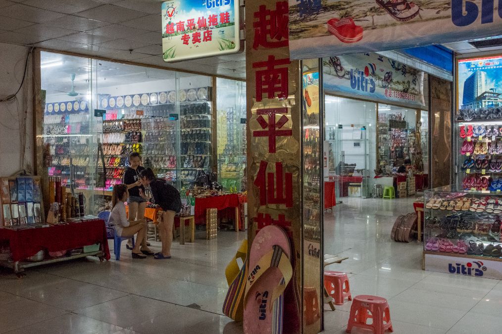 实拍云南河口越南城,越南人在这卖越南特产,看他们都卖些什么?