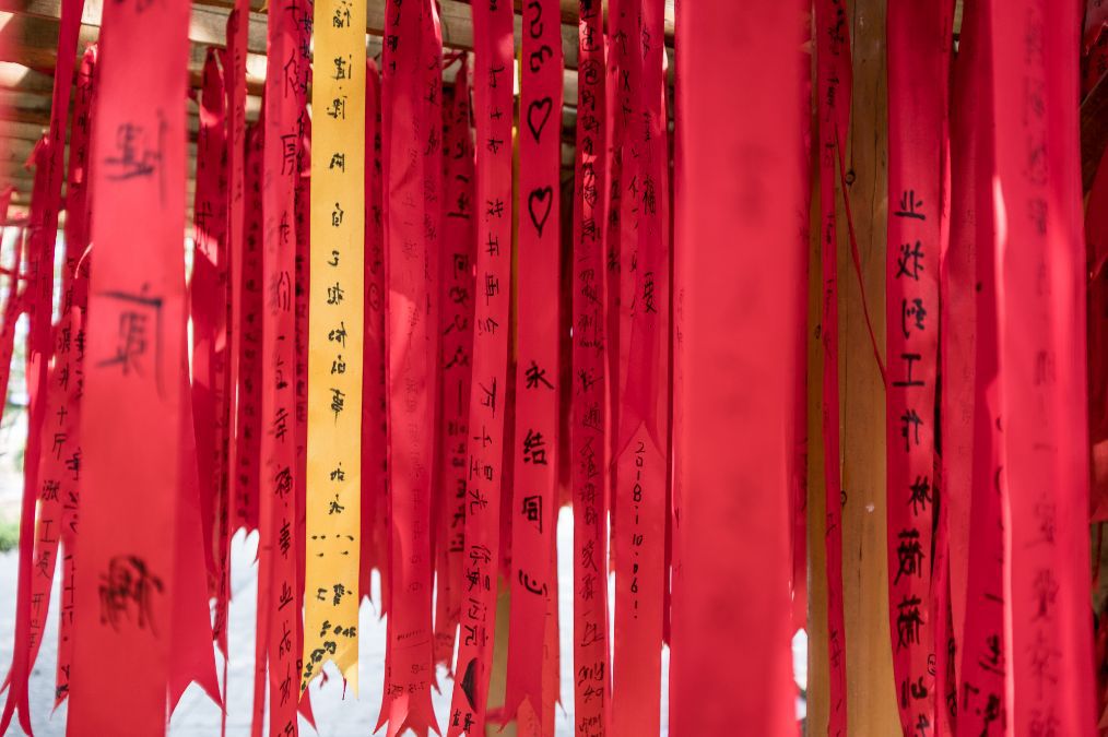 实拍景区里的许愿条,有的感动,有的哭笑不得,还有"ig牛逼"