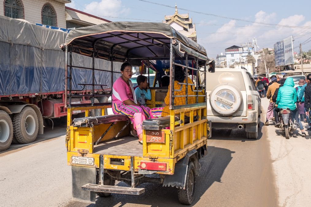 缅甸木姐市实拍当地的出租车,全是三轮摩托车,大多是中国品牌