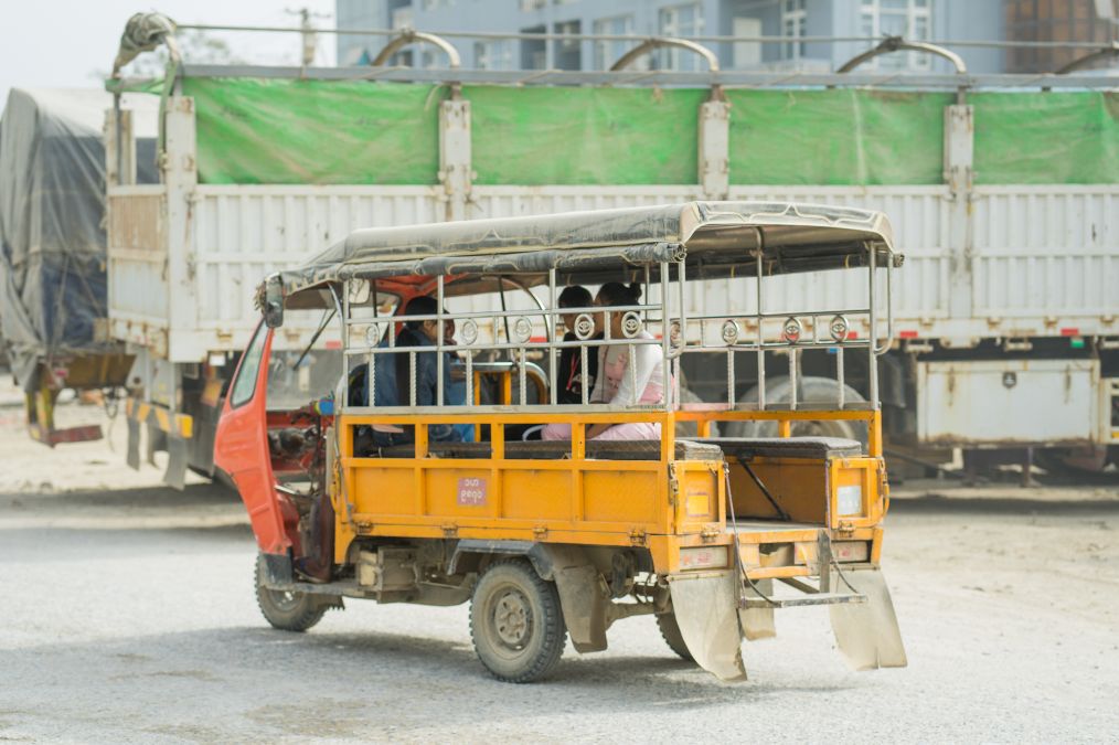 缅甸木姐市实拍当地的出租车,全是三轮摩托车,大多是中国品牌