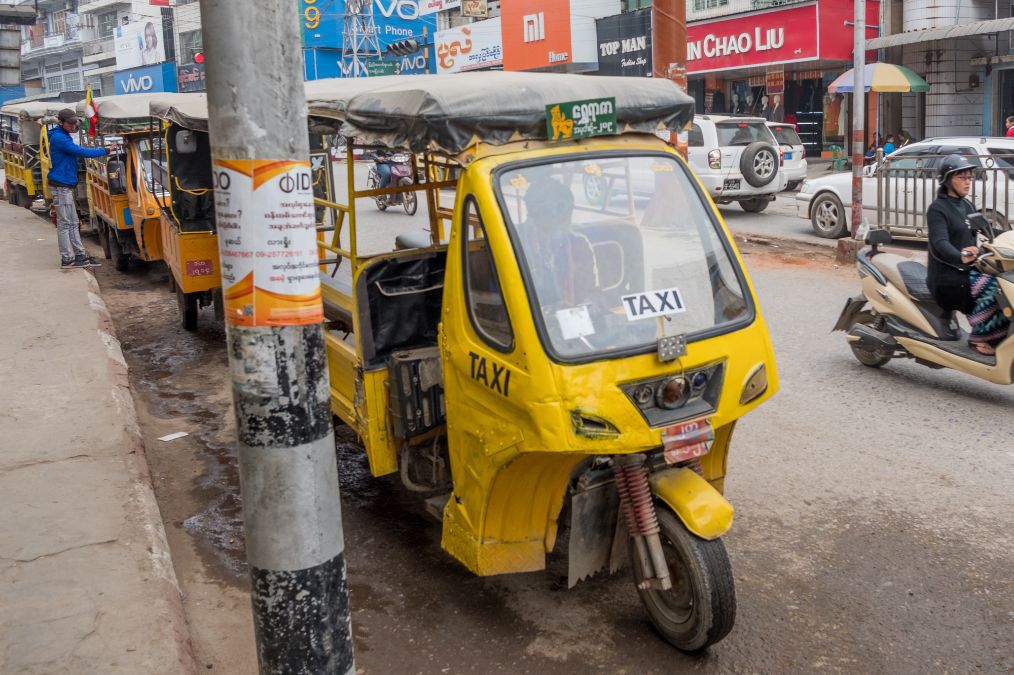 缅甸木姐市实拍当地的出租车,全是三轮摩托车,大多是中国品牌