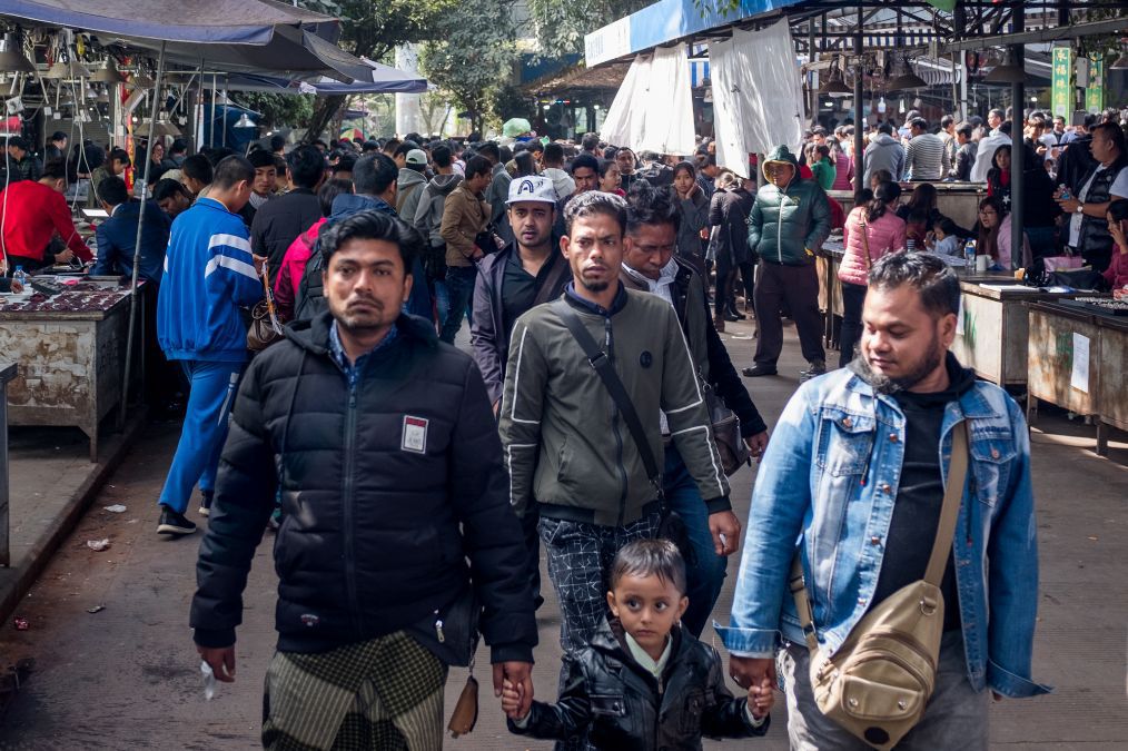 实拍云南瑞丽中国最大珠宝市场都在用手机直播还被缅甸人围着