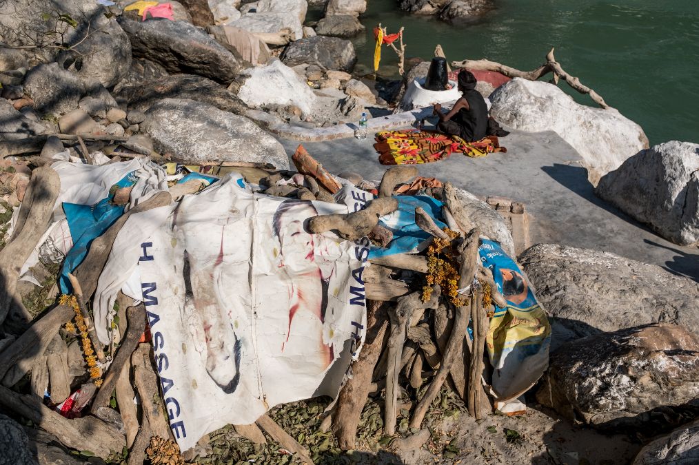 所以在印度的任何一个城市都可以看到不少像他这样居无定所的流浪者