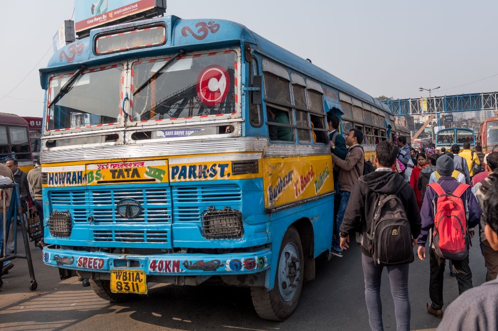印度旅行实拍现在的公交车比中国80年代的还要破却都花花绿绿