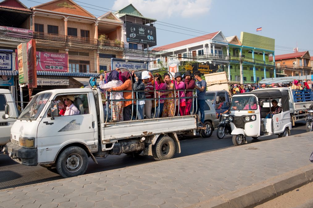 柬埔寨首都金边街头实拍卡车车斗挤满乘客还有人坐在车厢顶上